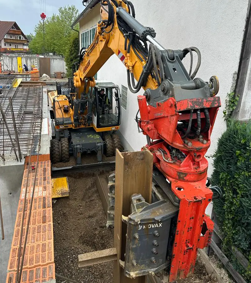 Bagger mit Movax-Ramme bei Spezialtiefbauarbeiten