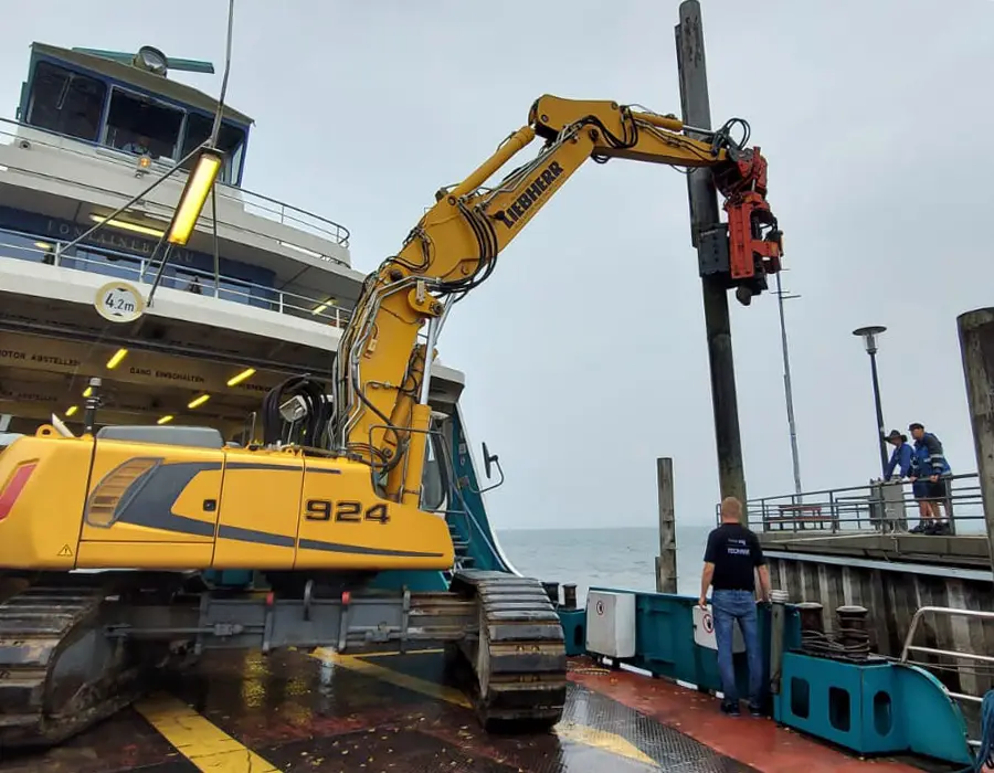 Bagger mit Rammgerät bei Uferarbeiten
